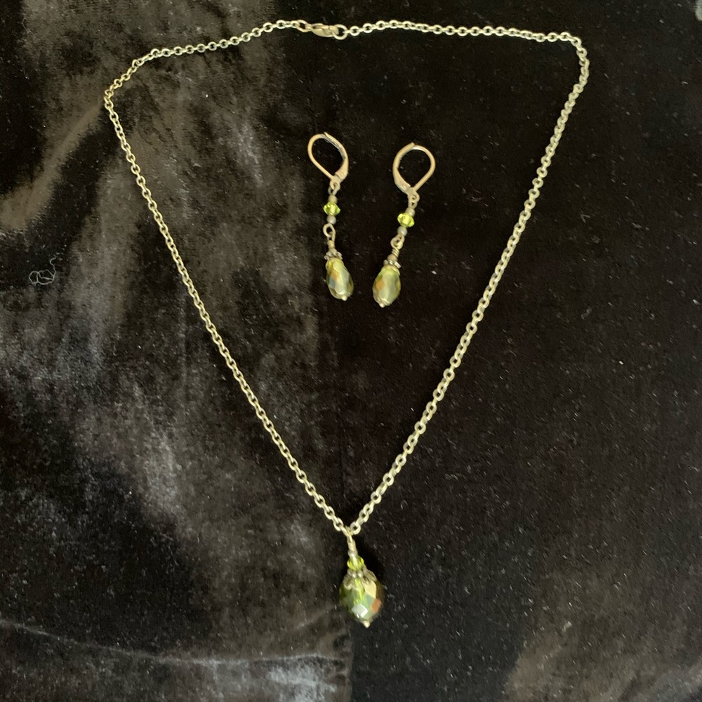 Green jeweled necklace and drop earring set
